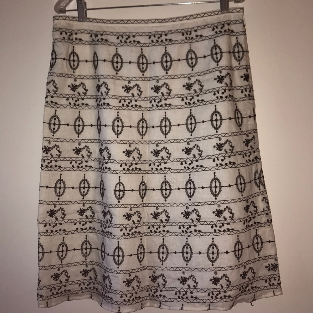Linen/cotton skirt w/black threaded detail. EUC